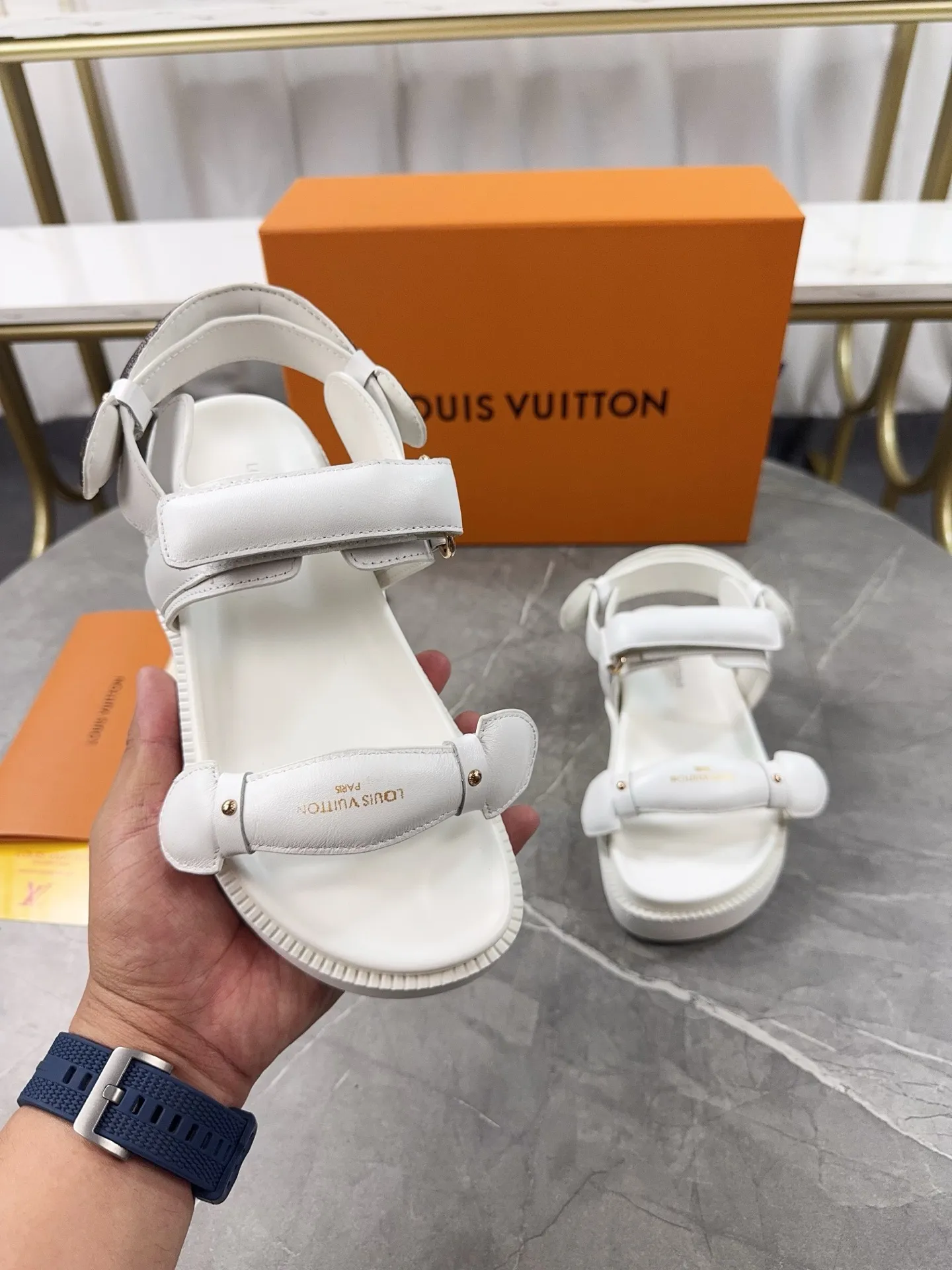 👟👟Ex-factory price 460👟👟 🌈LV | Louis Vuitton 🧡💚2025 spring and summer new style top version‼ ️The original version is the same. The counter focuses on the latest new beach shoes. Hard goods are new🆕 ❥Purchase level! Full of high-end feel! A popular model among bloggers at home and abroad, it’s retro and fashionable and looks amazing on your feet! Mainly recommended models on the official website★ ━━━━━ ЅᏇєєt ━━━━━ ▪️Upper: original customized leather ▪️Inner lining: cow lining ▪️Outsole: high-end rubber PU combination outsole ▪️Shoe size: 35-45